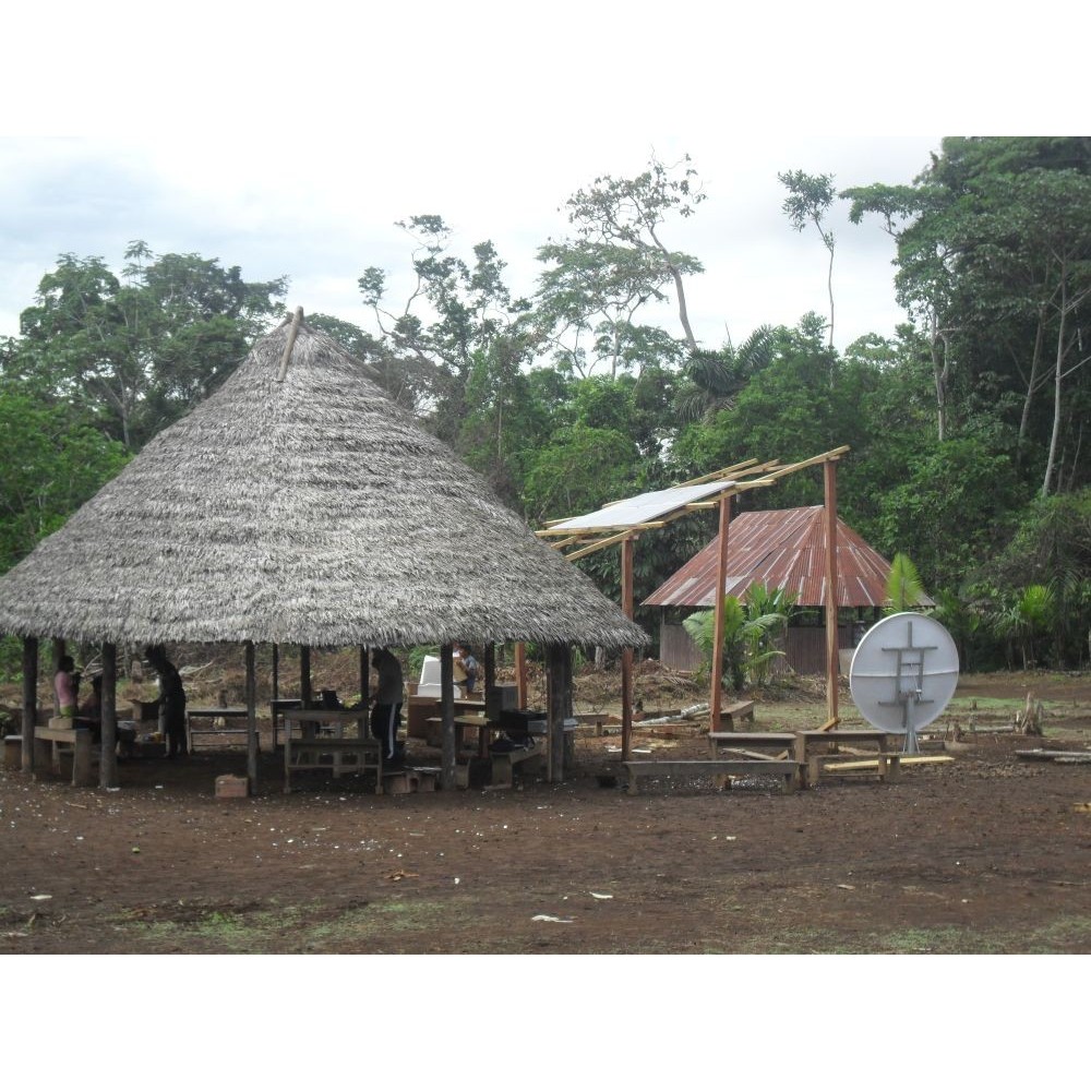 2009: Paneles para la aldea de Shuinmamus en la Selva Amazónica