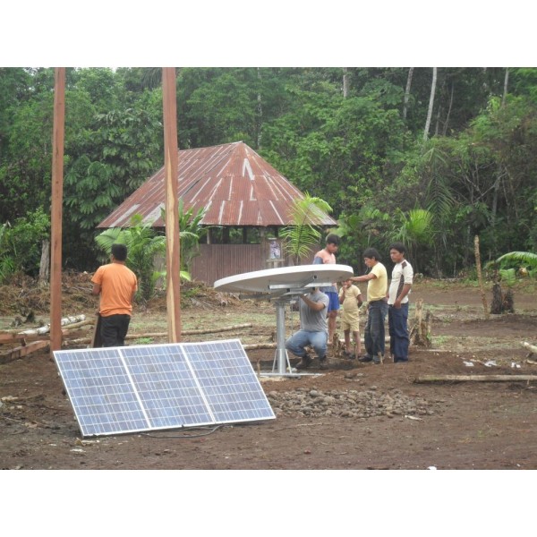 2009: Paneles para la aldea de Shuinmamus en la Selva Amazónica