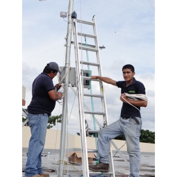 2014: Torre de medición eólica para la Universidad de Milagro