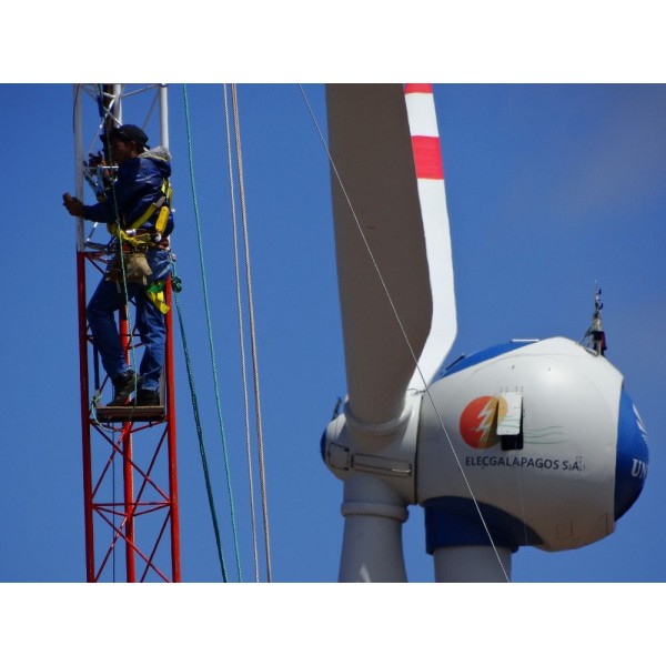 2014: Construcción e instalación de una torre de medición en Baltra