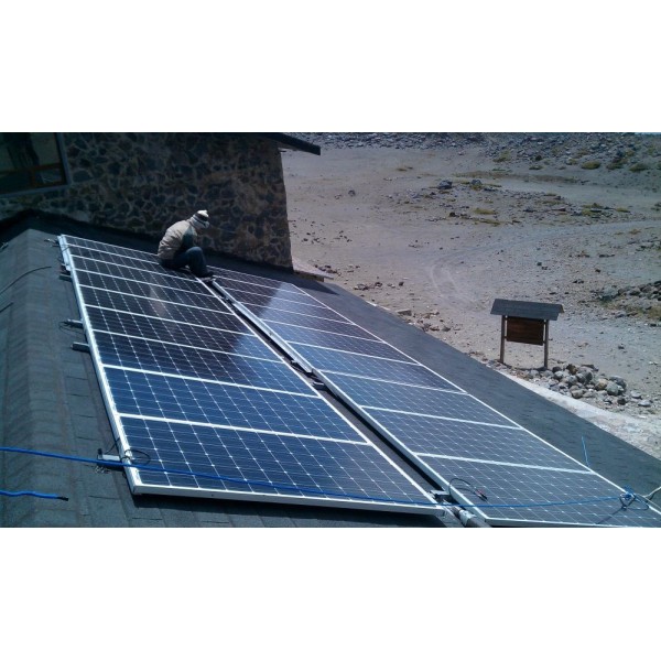 2015: Sistema fotovoltaico OFFGrid para el refugio del Cayambe