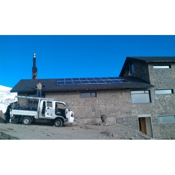 2015: Sistema fotovoltaico OFFGrid para el refugio del Cayambe